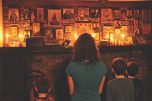 Children praying with their mother